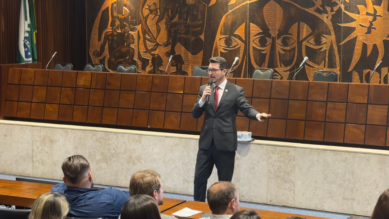 Célio Guimarães conduzindo evento em auditório